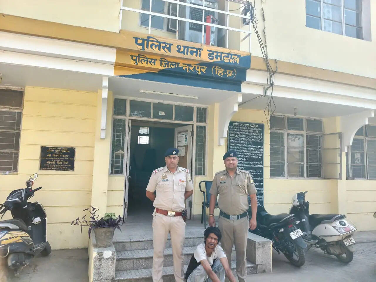 चोरी और आर्म्स एक्ट के मामलों में दो आरोपी गिरफ्तार