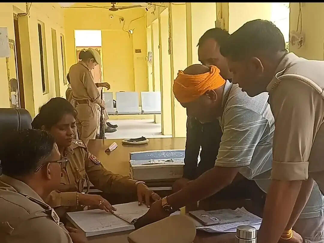 औरैया : घर के बंद कमरे में मिला अधेड़ का सड़ा शव, बेटे ने पिता मानने से किया इनकार