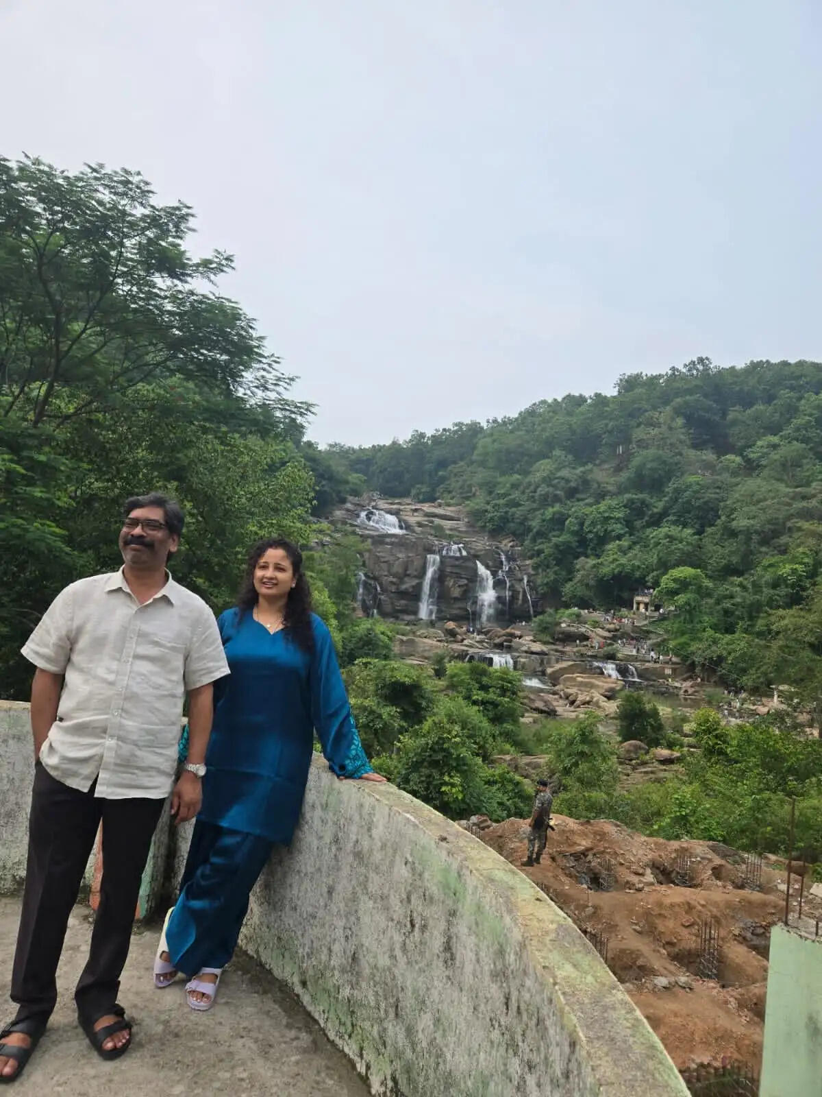 मुख्यमंत्री पत्नी संग पहुंचे जोन्हा फॉल, प्राकृतिक वादियों का लिया आनंद