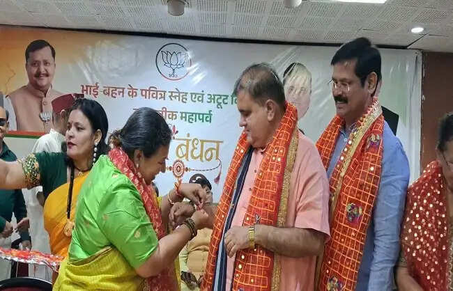 भाजपा महिला कार्यकर्ताओं ने प्रदेश अध्यक्ष को बांधी राखी, 2027 में पार्टी की जीत का लिया संकल्प