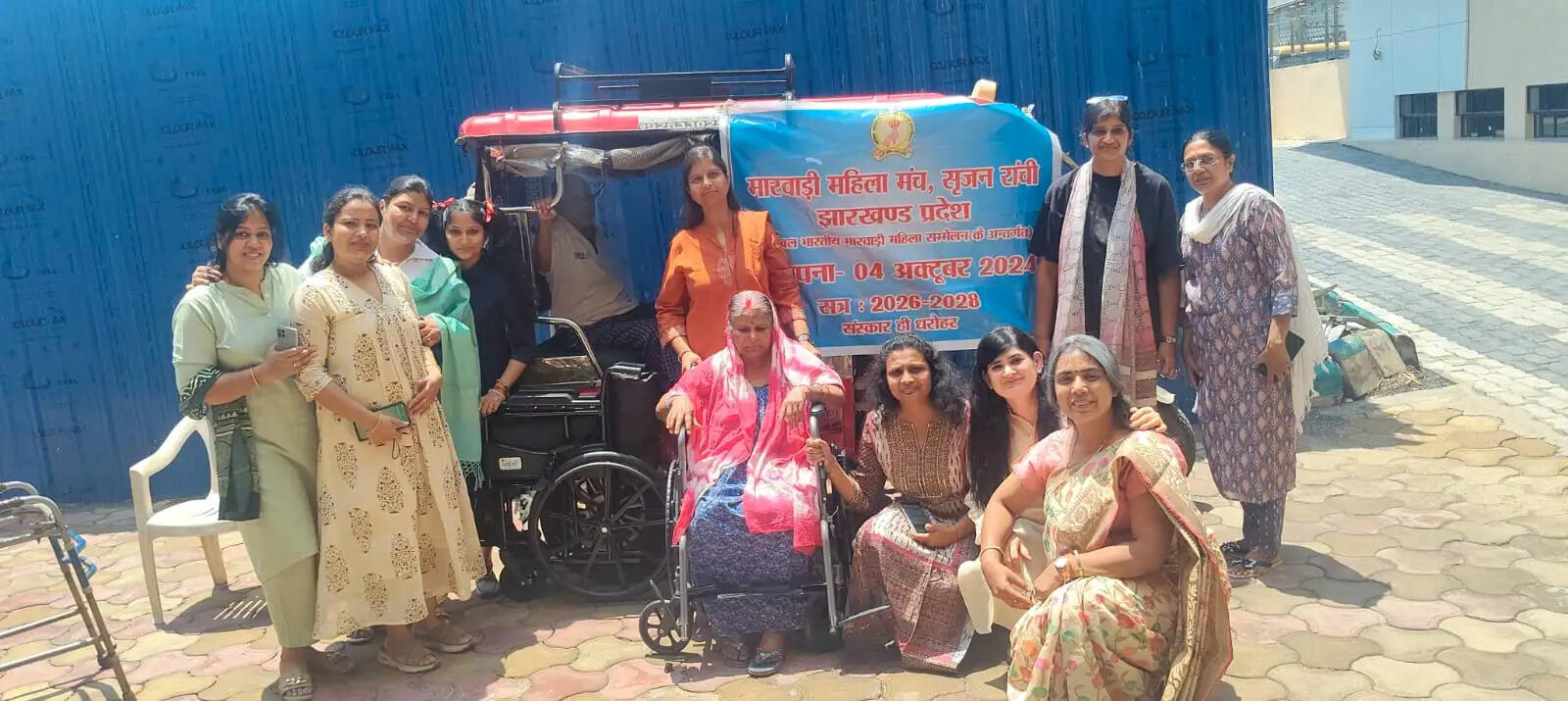 मारवाड़ी महिला सम्मेलन ने दिव्यांगाें में बांटा व्हील चेयर