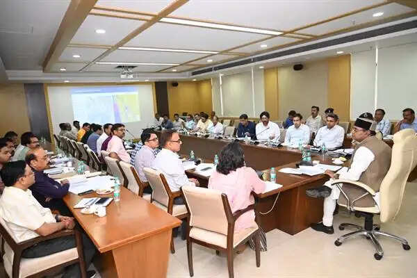 भू-माफियाओं पर सख्ती और आवासीय परियोजनाओं में तेजी के मंत्री&nbsp;सारंग के निर्देश