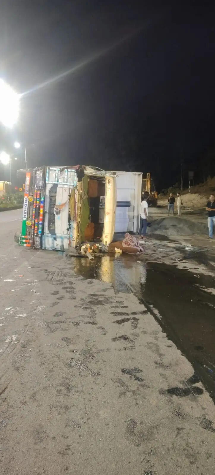 गिट्टी लदा ट्रेलर चुटूपालू घाटी में पलटा, चालक और खलासी घायल