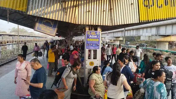 कटनी : बीना-अगासौद यार्ड रीमॉडलिंग से रेल यातायात प्रभावित, मुड़वारा में उमड़ा यात्रियों का हुजूम