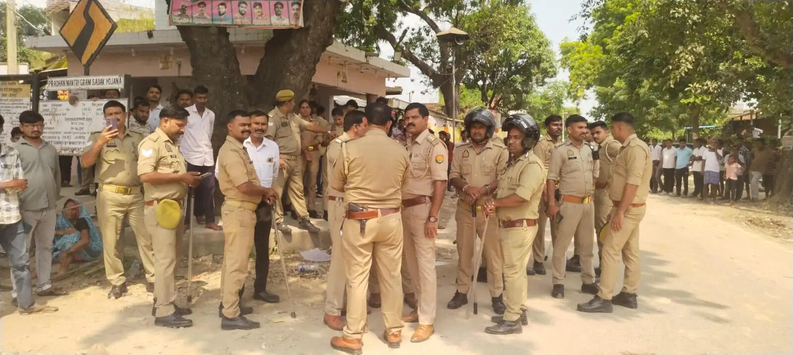 दुराचार के आरोपिताें की गिरफ्तारी न होने पर ग्रामीणों का चक्का जाम