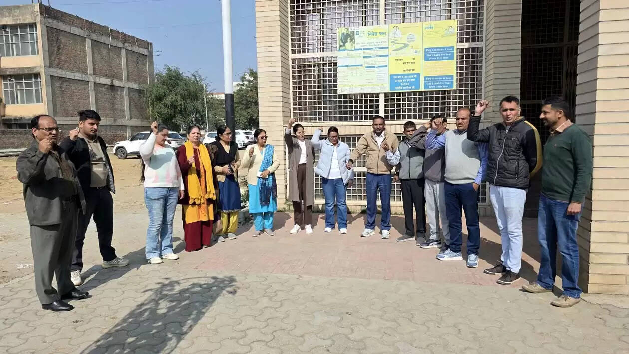 हिसार : नई भर्ती की मांग पर बीमा कर्मचारियों ने किया प्रदर्शन