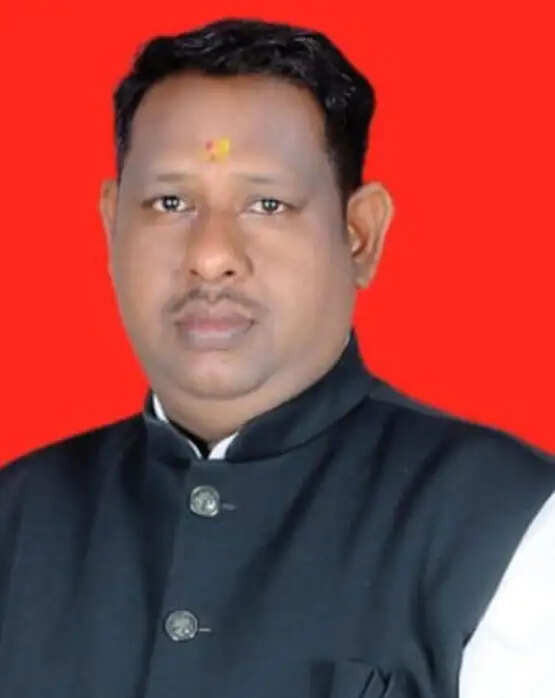 बदहाल नयापारा की सड़क का खामियाजा व्यापारियों व आम राहगीरों को भुगतना पड़ रहा : राजेंद्र पटवा