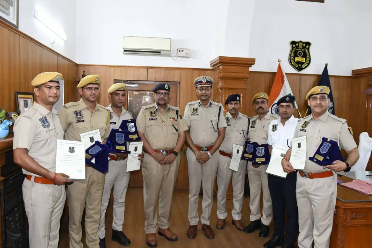 छह पुलिसकर्मी कांस्टेबल ऑफ द मंथ अवॉर्ड से सम्मानित