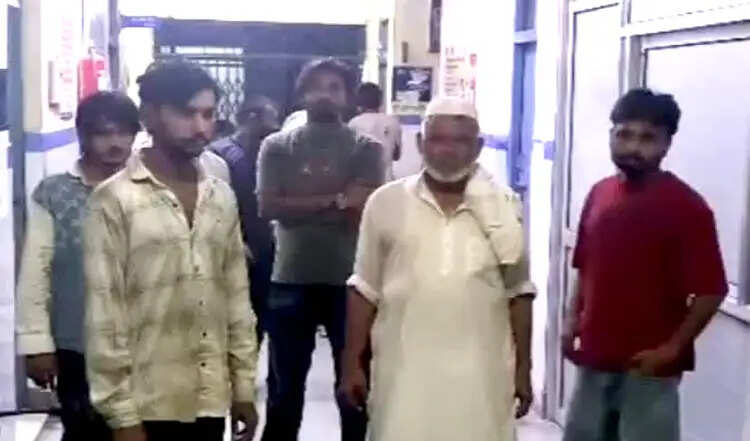 आम तोड़ने को लेकर दो पक्षों में हिंसक झड़प, दाे मजदूर घायल
