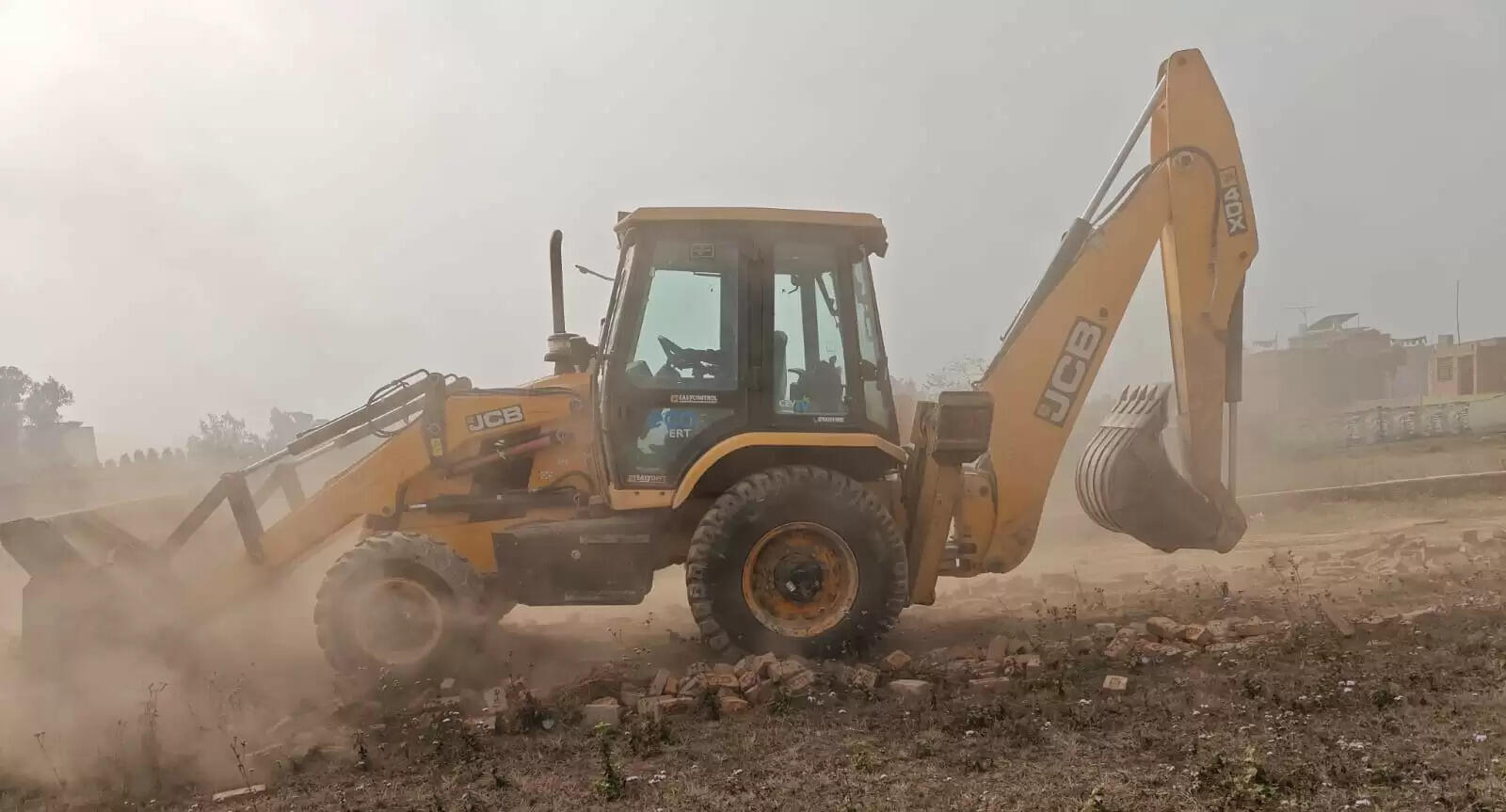 मुरादाबाद विकास प्राधिकरण की प्रर्वतन टीम ने 15 बीघा में की जा रही अवैध प्लाटिंग किया ध्वस्त