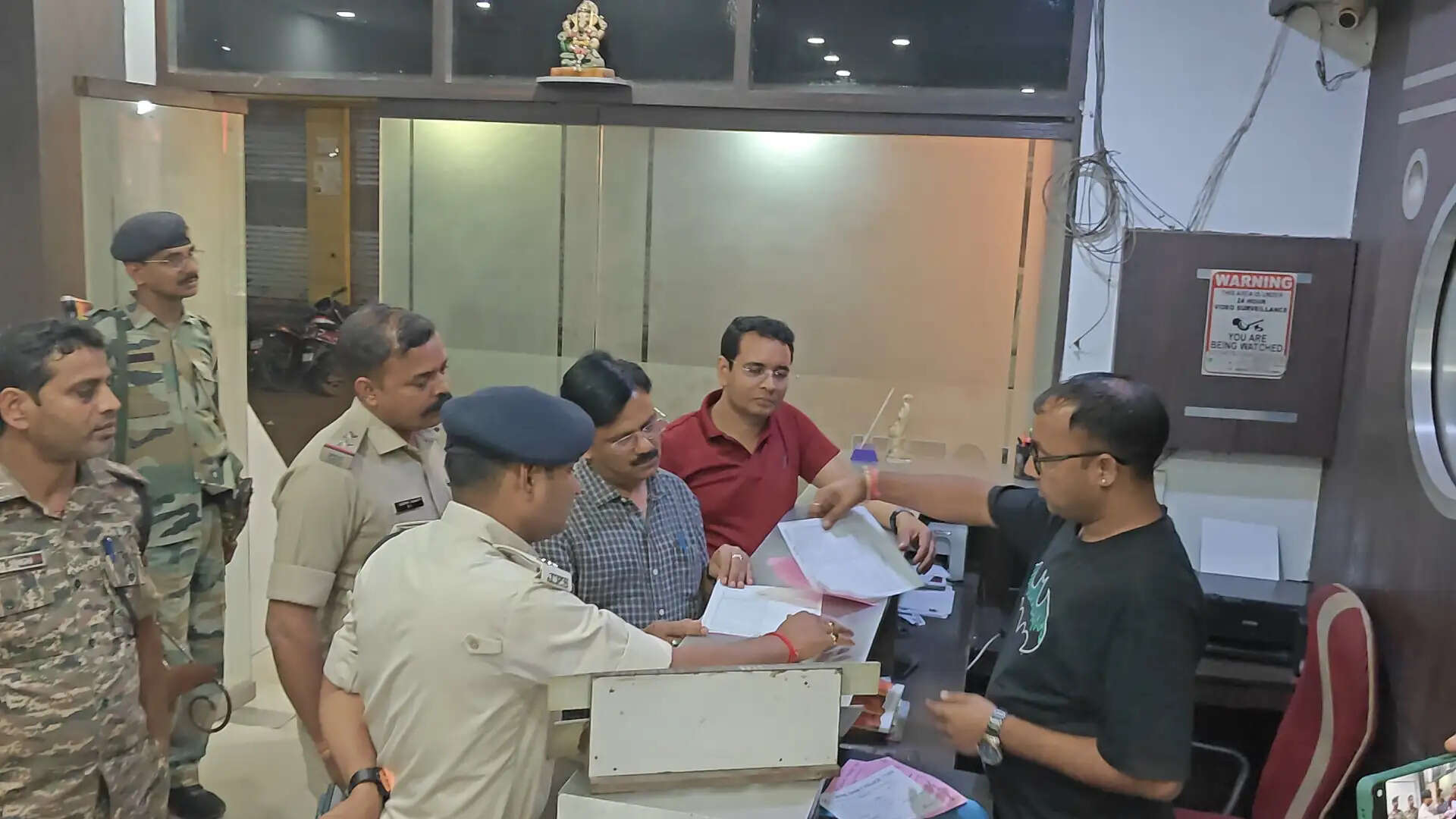 उत्पाद सिपाही परीक्षा से पहले अधिकारियों ने होटलों में की छापेमारी