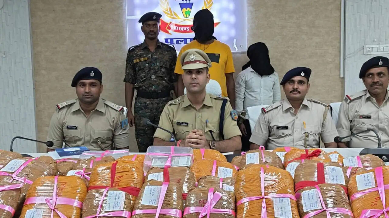 पलामू से ढाई किलो अफीम और 33 किलो गांजा के साथ चार तस्कर गिरफ्तार
