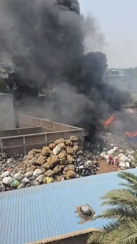 बर्तन गोदाम में भीषण आग, लाखों का सामान जलकर खाक