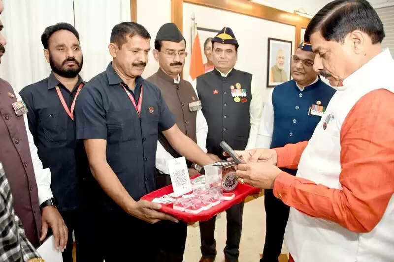 मप्रः मुख्यमंत्री डॉ. यादव ने सैनिक कल्याण के लिए क्यूआर कोड से भेंट किए 11 हजार रुपये