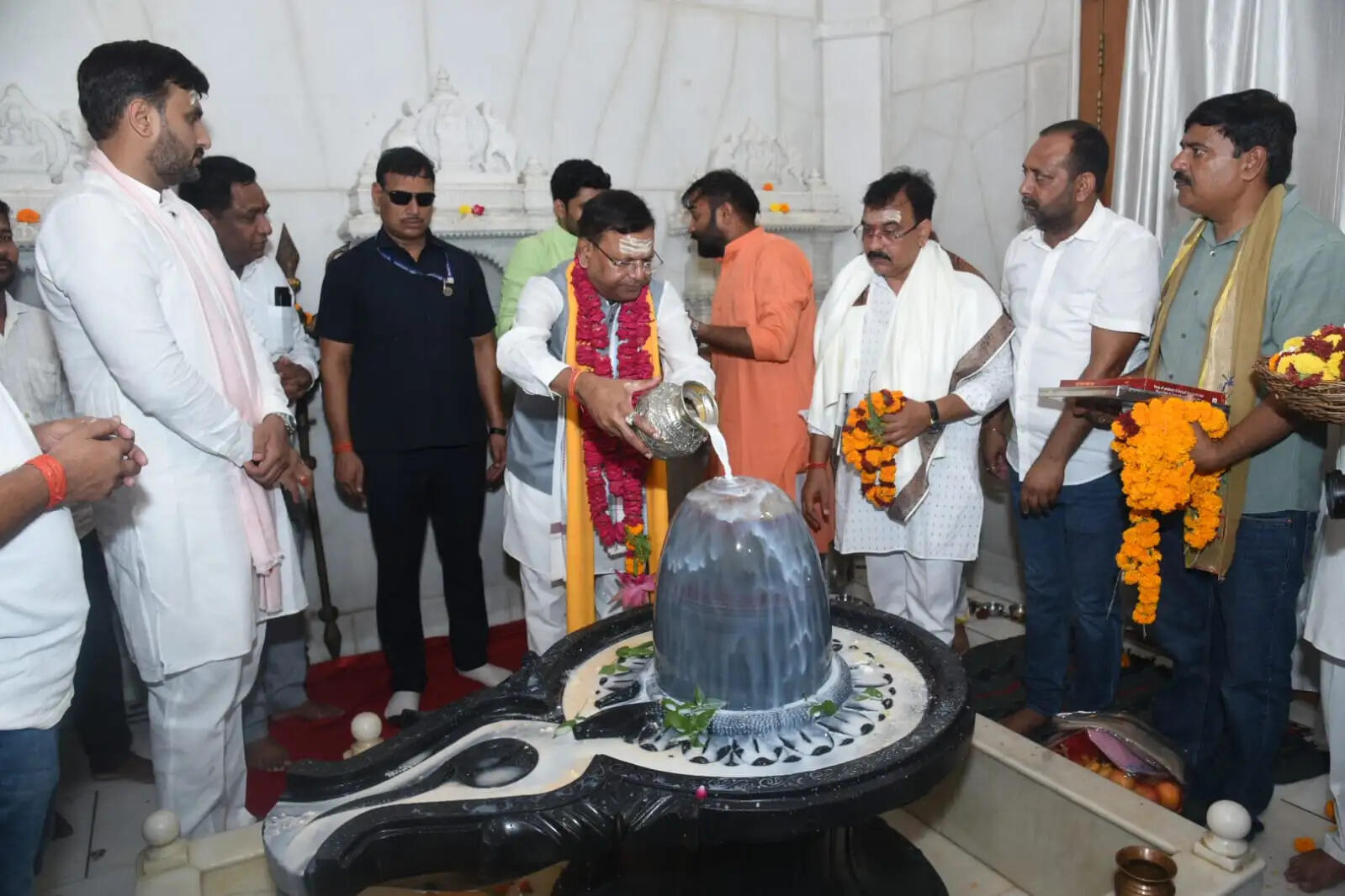 मोदी सरकार के 12 वर्ष पूर्ण होने पर पंकज चौधरी ने हनुमान सेतु मंदिर में की पूजा अर्चना