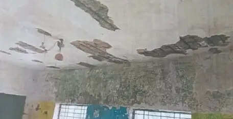 जर्जर स्कूल भवन के पुनर्निर्माण की मांग, सात दिन में स्वीकृति नहीं तो तालाबंदी