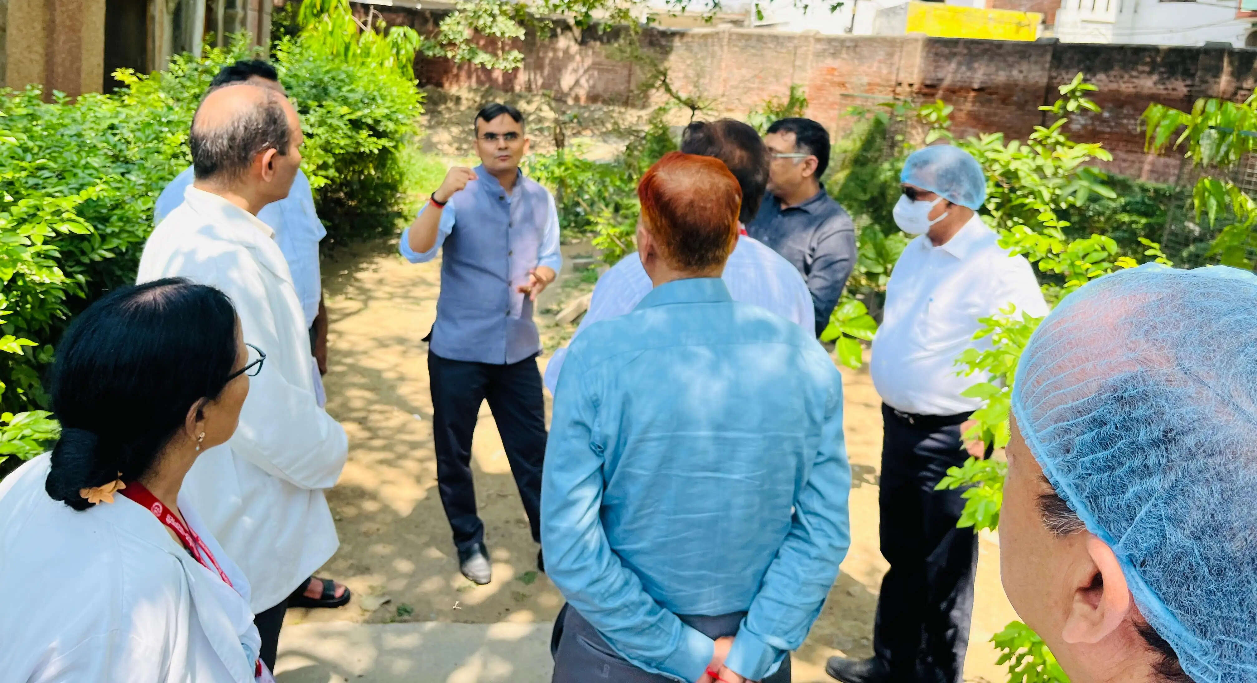 जिलाधिकारी ने मंडलीय व जिला चिकित्सालय में चल रही व्यवस्थाओं को परखा