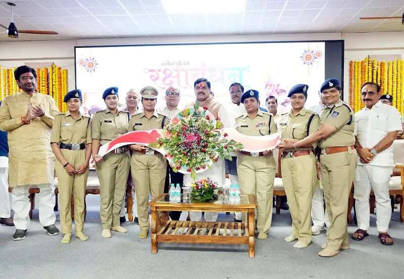 मप्रः मुख्यमंत्री डॉ. यादव ने उज्जैन में बहनों से बंधवाया रक्षा सूत्र