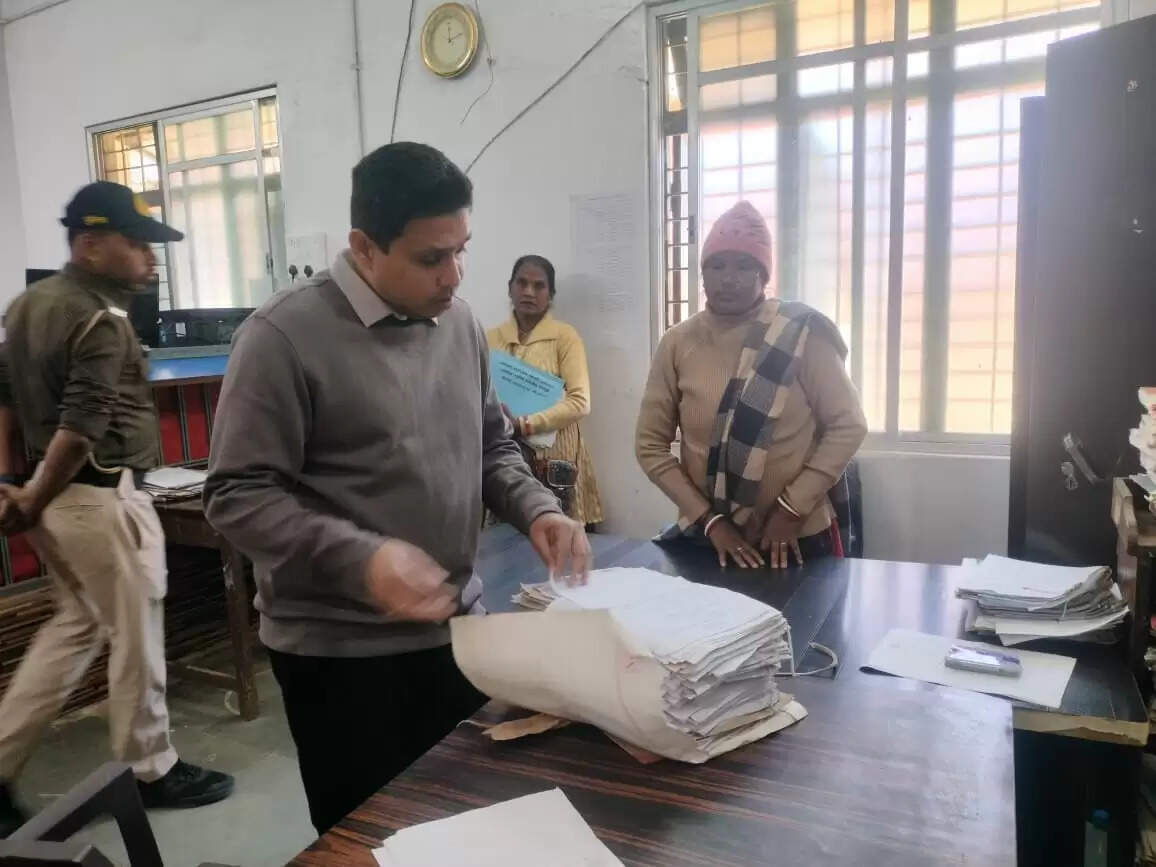 अनूपपुर: पुष्पराजगढ़ तहसील कार्यालय एवं उपार्जन केंद्र का कलेक्टर ने किया निरीक्षण