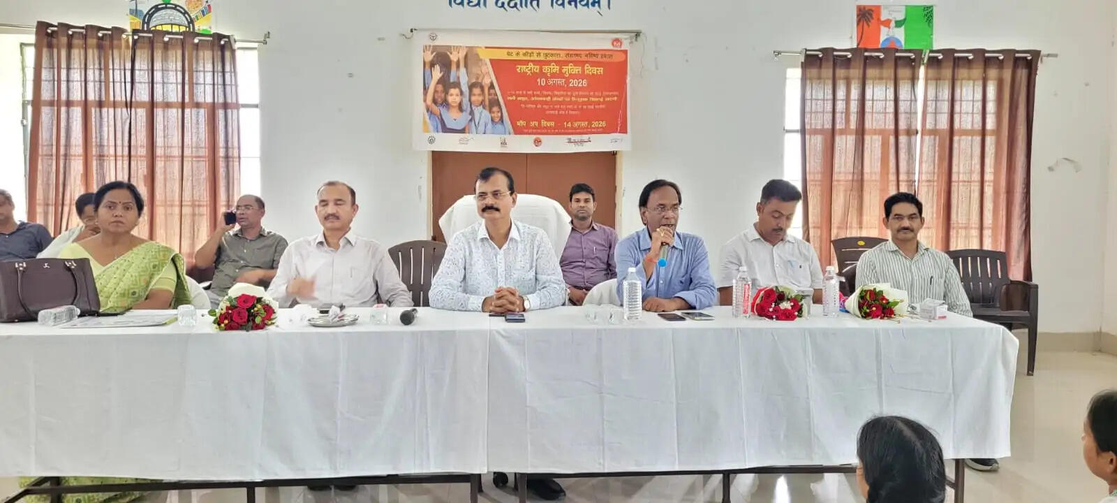 देवरिया सीडीओ ने बच्चों के साथ किया कृमिनाशक दवा का सेवन