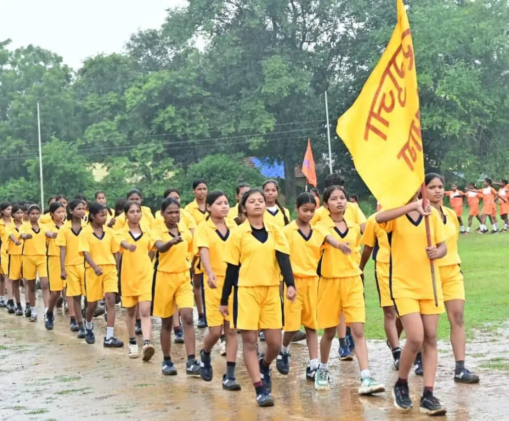 रिमझिम फुहारों के बीच केंद्रीय राज्य मंत्री तोखन साहू ने चार दिवसीय प्रतियोगिता का किया उद्घाटन