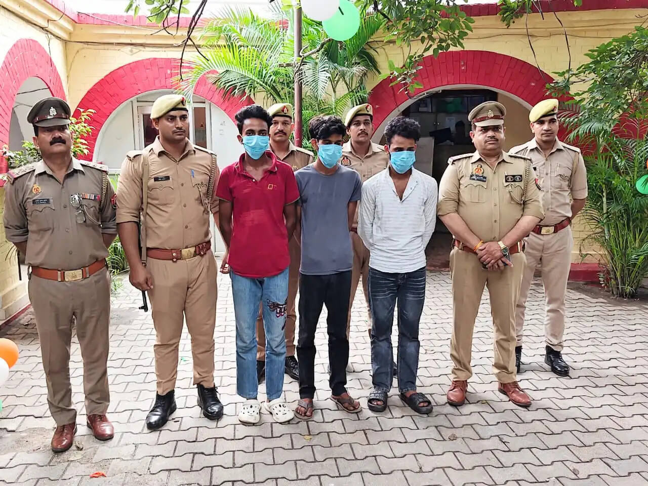 नानी के घर आई युवती से सामूहिक दुष्कर्म, तीन आराेपित गिरफ्तार