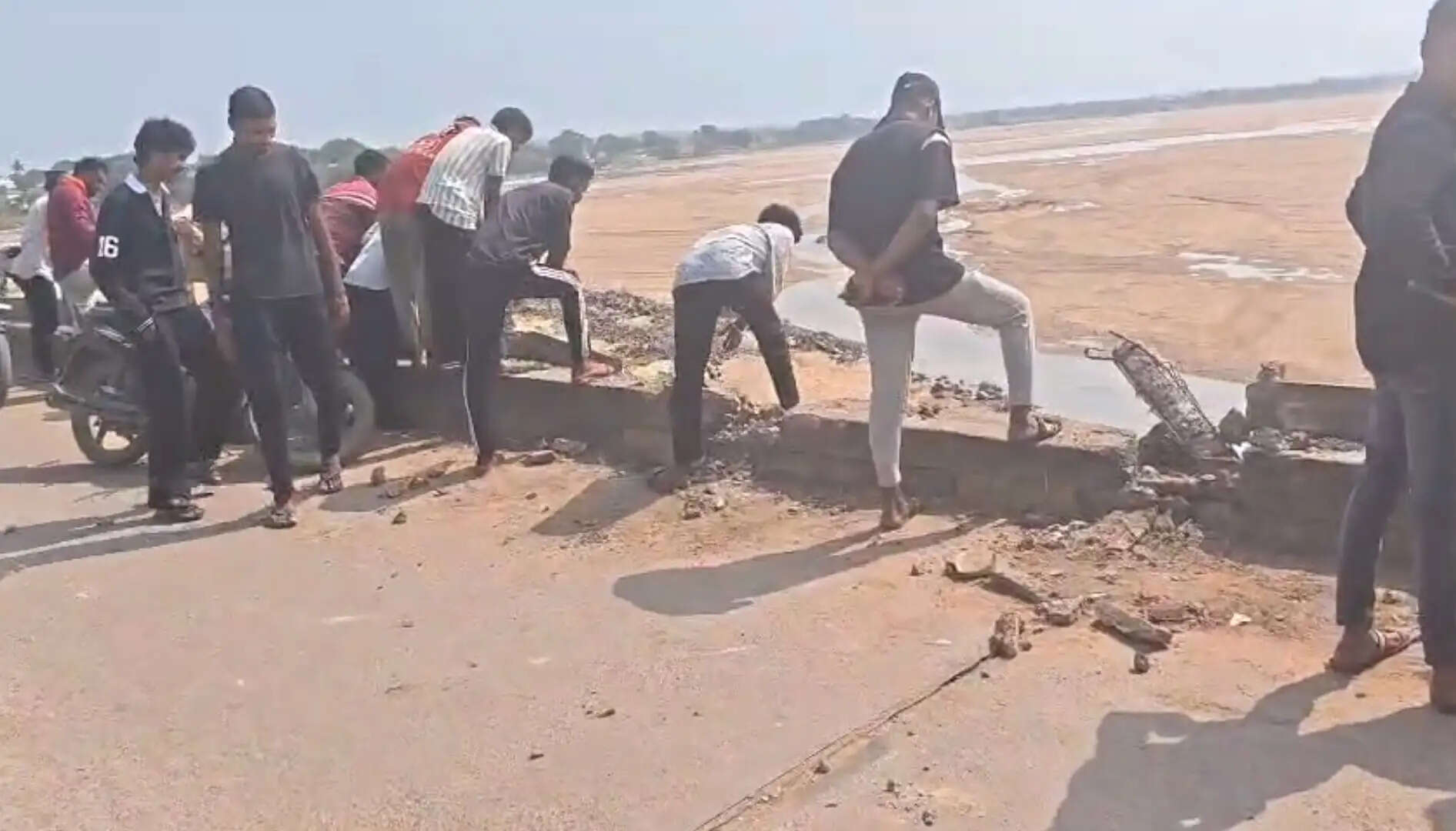 अछोटा पुल की रेलिंग तोड़ 60 फीट नीचे गिरी ट्रैक्टर-ट्रॉली, चालक-हेल्पर ने कूदकर बचाई जान