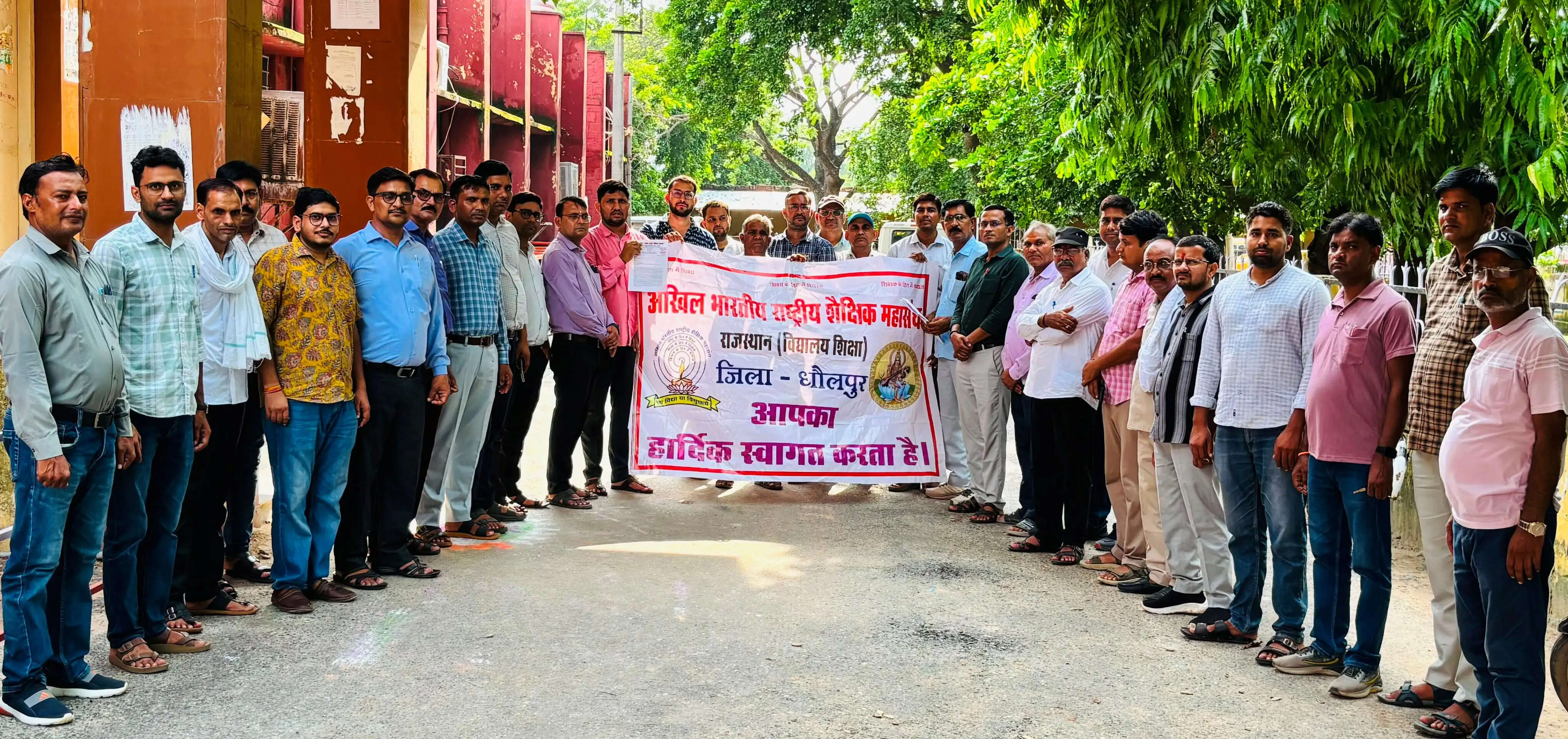 शिक्षक गुरु प्रसाद का निलंबन वापस लेने की मांग