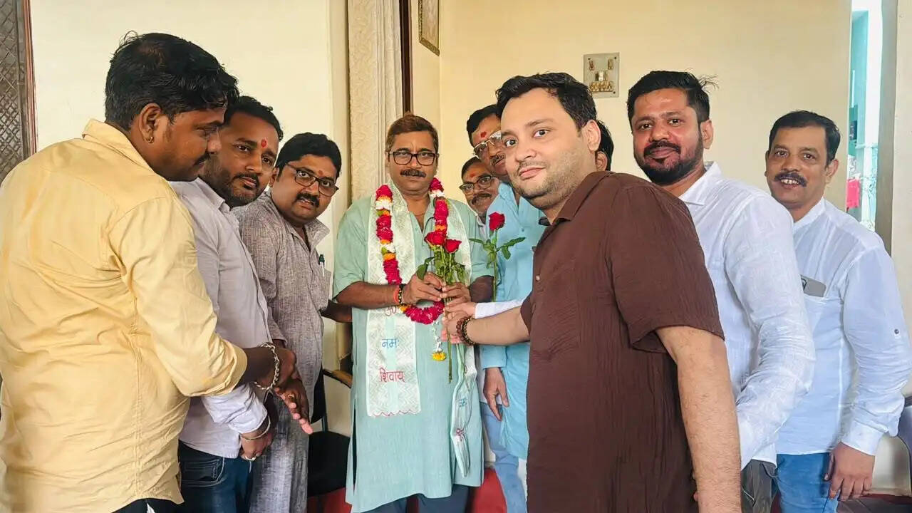 'काशी द्वार' से बाबा विश्वनाथ के सुगम दर्शन पर व्यवसायी संघ ने विधायक डॉ नीलकंठ का किया सम्मान