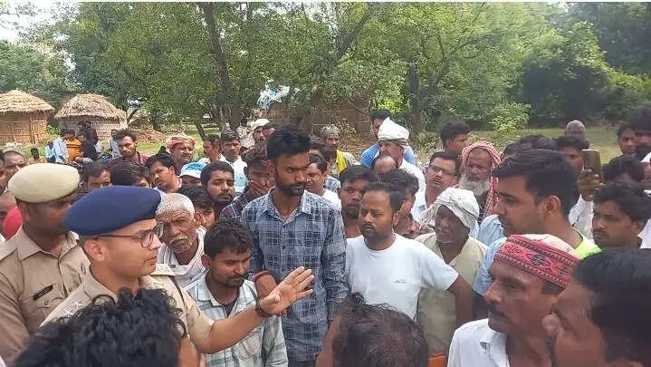 युवक की मौत से आक्रोशित ग्रामीणों ने किया उतरौला-बस्ती मार्ग जाम, विधायक ने की दो लाख रुपए की मदद की घोषणा