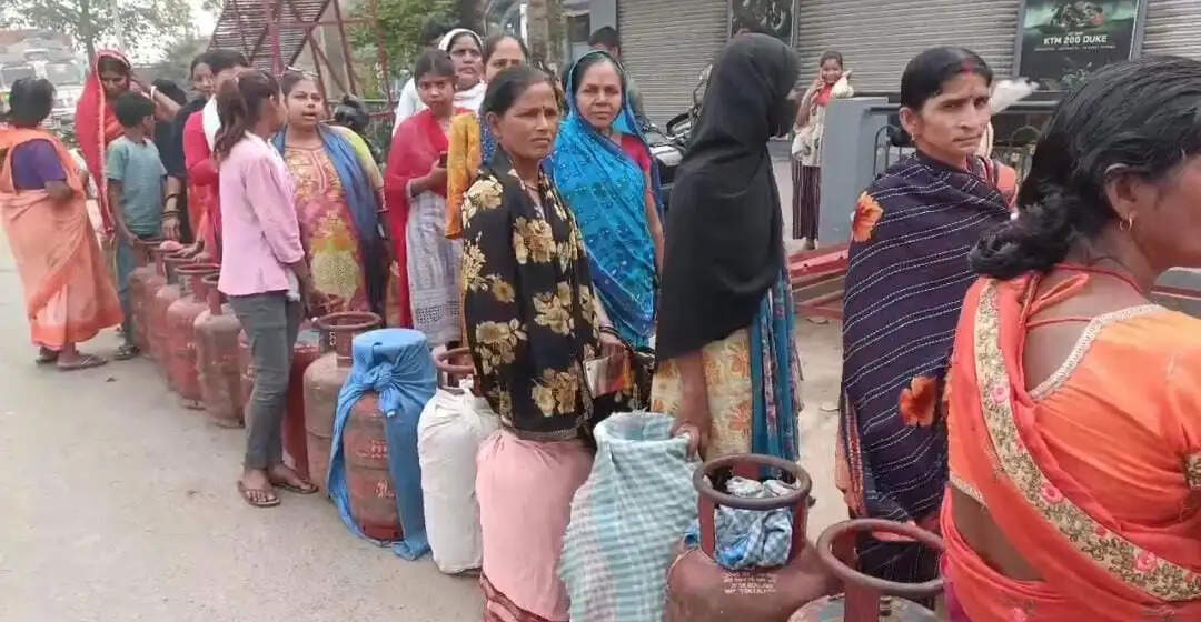 सिलेंडर लेने के लिए लगी लंबी कतार, प्रशासन और सरकार कह रही नहीं है किल्लत