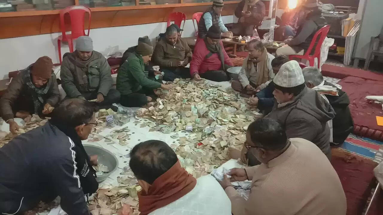 27 दान पेटिकाओं से मिले 51 लाख से अधिक, मां विंध्यवासिनी मंदिर में दान गणना पूरी