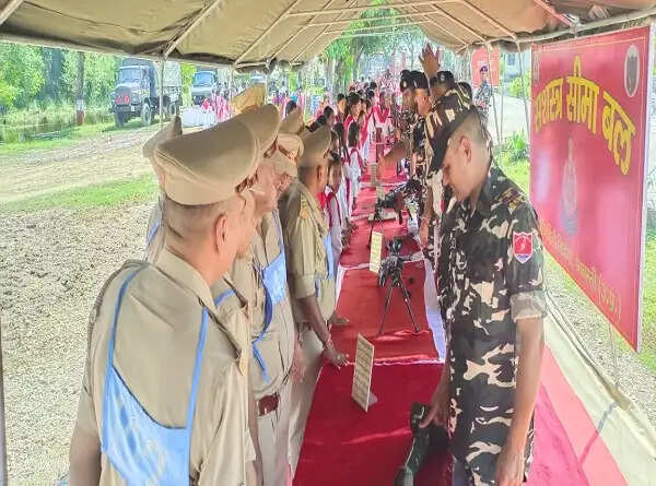 श्रावस्ती : 145 बालिकाओं और 47 प्रशिक्षु इंस्पेक्टरों को हथियारों और सुरक्षा उपकरणों की दी गई जानकारी