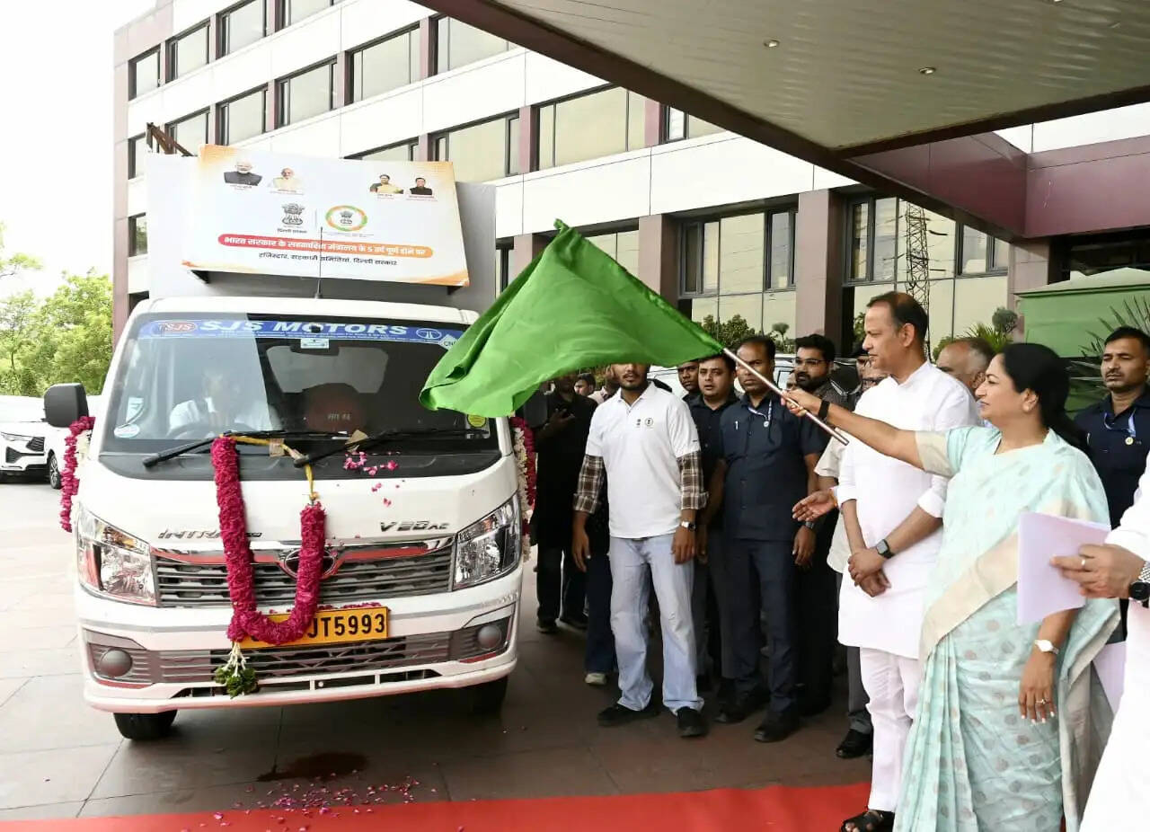 'सहकार से समृद्धि–सहकारिता सप्ताह 2026' का भव्य शुभारंभ, रेखा गुप्ता ने सहकारिता जागरूकता वैन को दिखाई हरी झंडी