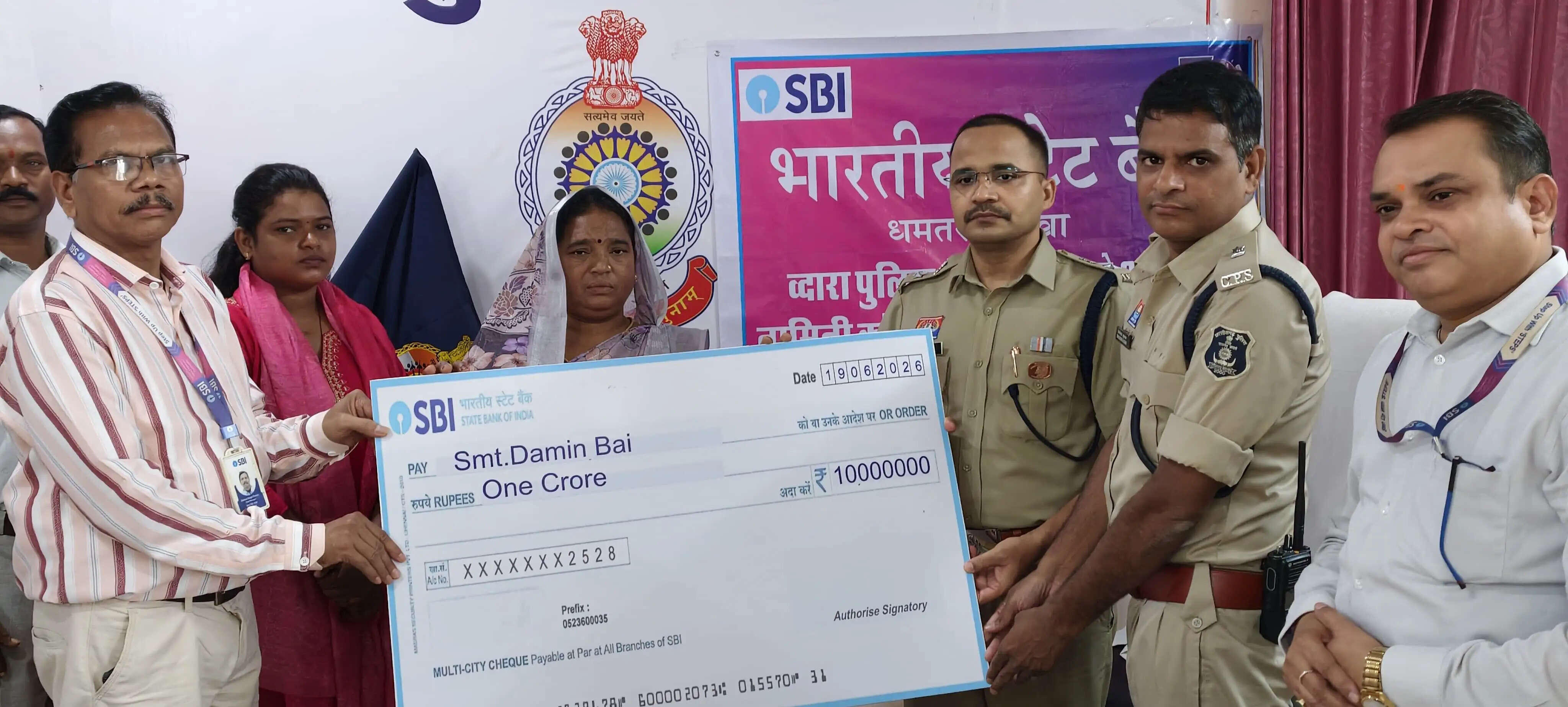 दिवंगत पुलिसकर्मियों के आश्रितों को प्रदान की गई बीमा राशि