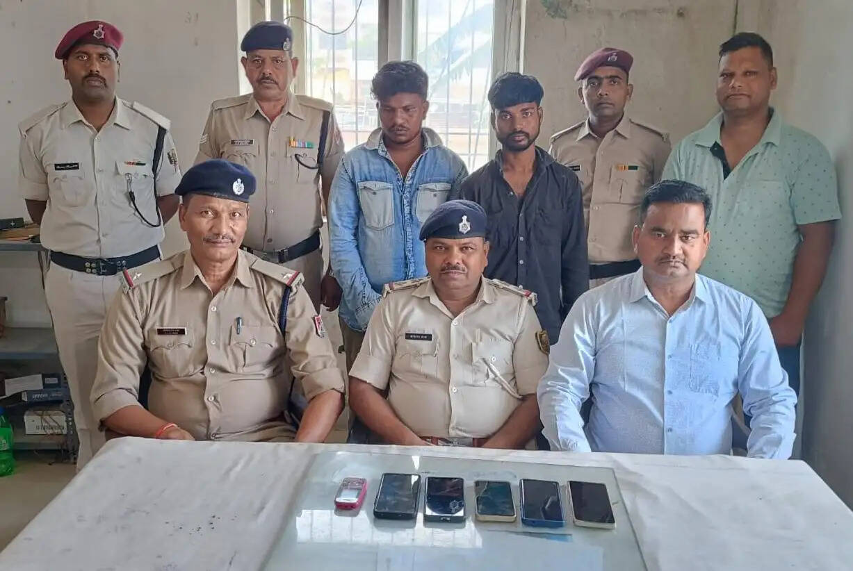 रेल यात्रियों के मोबाइल चुराने वाले दो शातिर चोर गिरफ्तार, छह मोबाइल बरामद