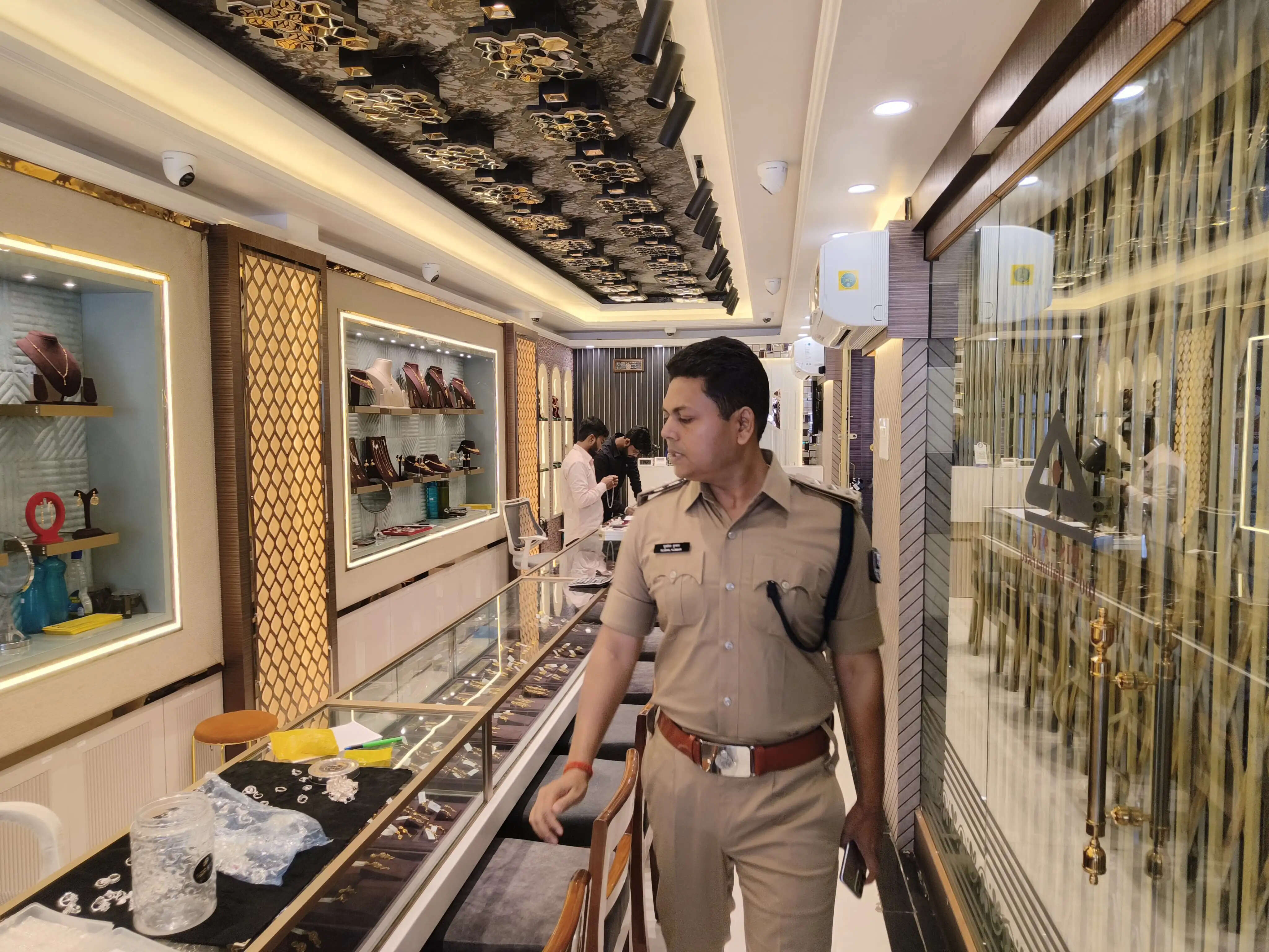 बैंकों,वित्तीय संस्थानों के साथ स्वर्णाभूषण की दुकानों में सुरक्षा की जांच