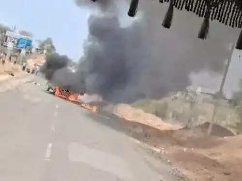 बोलेरो की टक्कर से दो चचेरे भाइयों की मौत, वाहनों में लगी आग