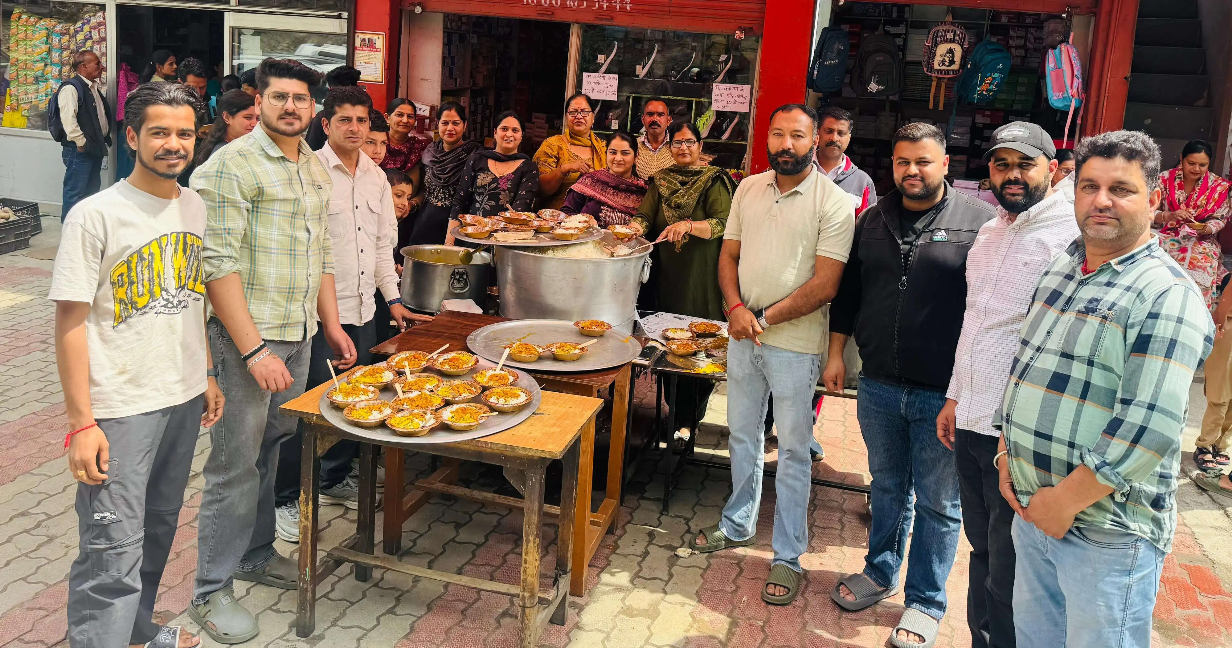 चैत्र माह पर बाबा बालक नाथ मंदिर कमेटी पंडोह ने लगाया नेशनल हाइवे पर भंडारा