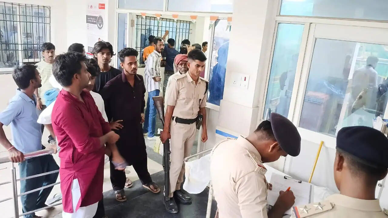 तेज रफ्तार कार की टक्कर से बाइक सवार दो युवकों की मौत, घरों में मचा कोहराम