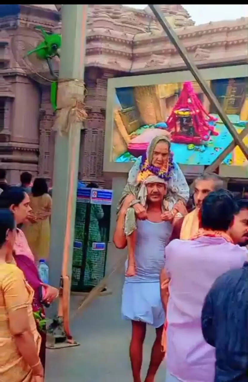 कलयुग के श्रवण कुमार : 90 वर्षीय मां को कंधे पर बिठाकर पहुंचे काशी