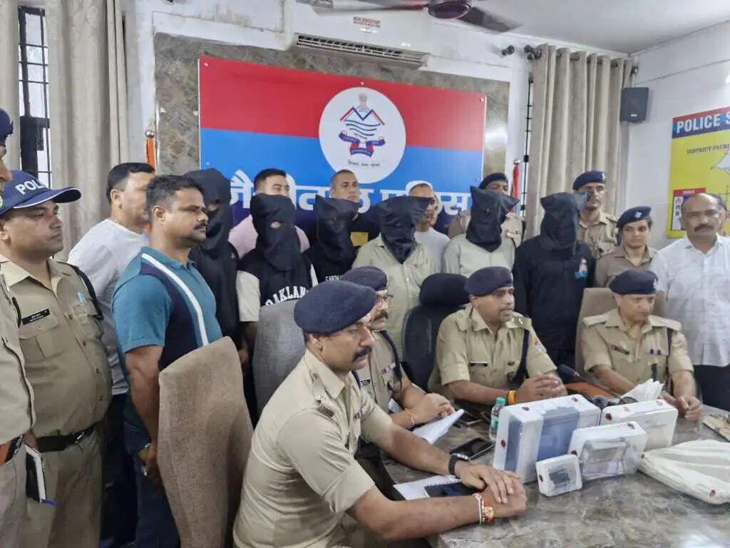 अंतरराष्ट्रीय साइबर सिंडिकेट का भंडाफोड़ 5 करोड़ की ठगी का खुलासा छह गिरफ्तार