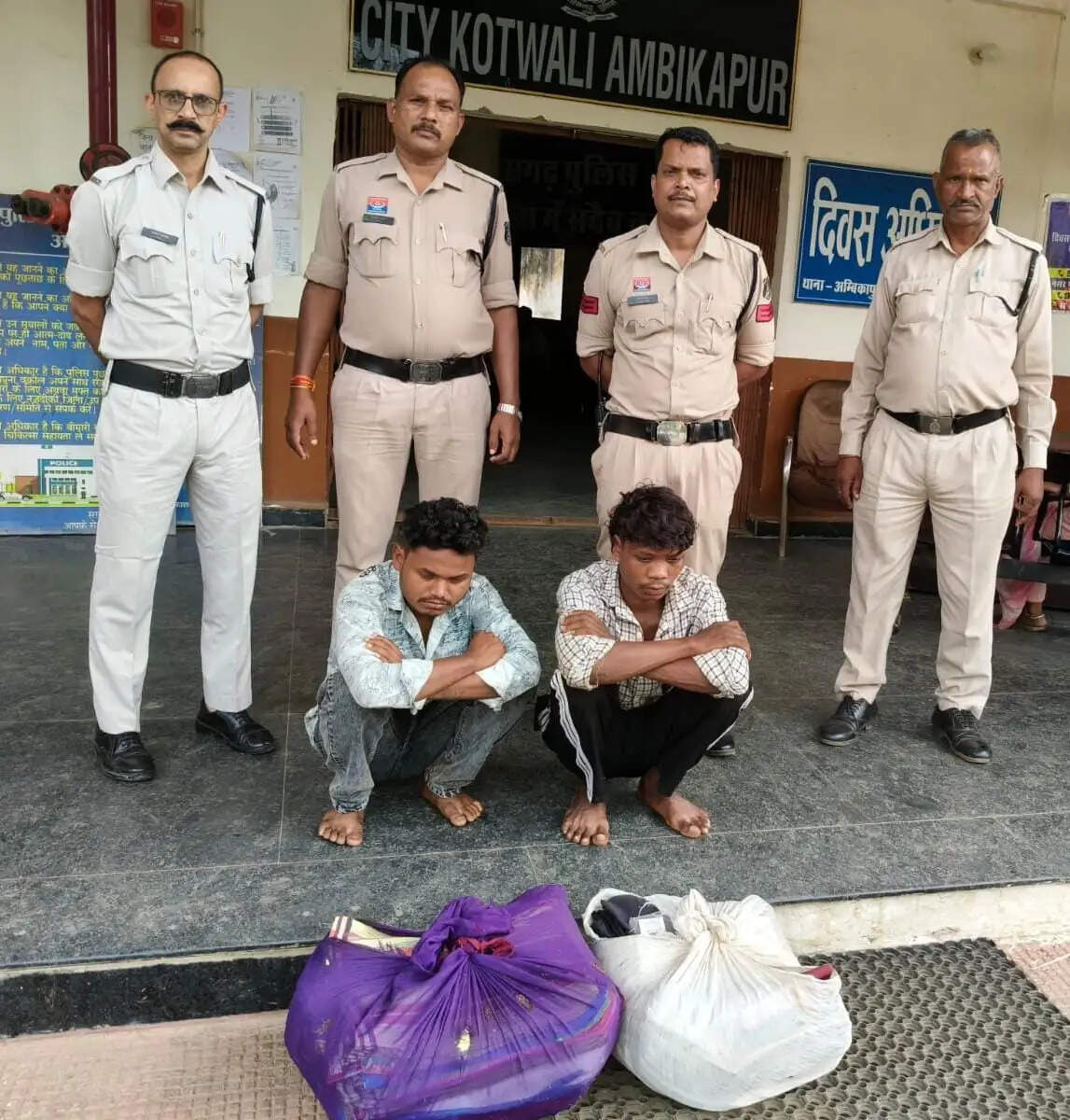 अम्बिकापुर : पिकअप से कपड़े का गट्ठर उड़ाने वाले दो पड़ोसी गिरफ्तार, चोरी का माल बरामद
