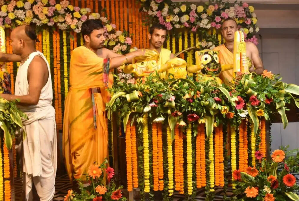 भगवान जगन्नाथ का 108 कलशों से महास्नान, 56 भोग के बाद 15 दिनों के अनवसर में विराजे महाप्रभु