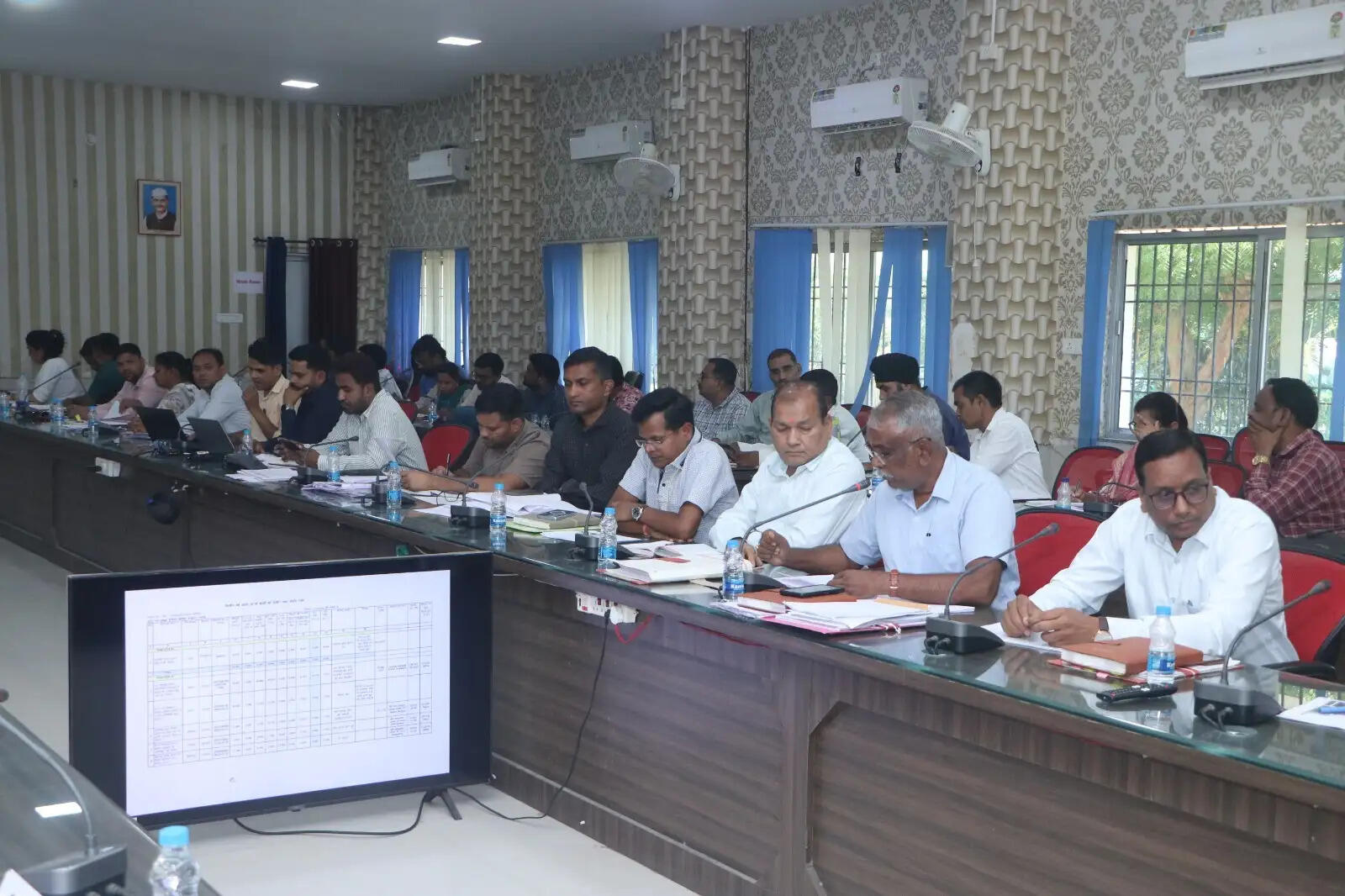 सूरजपुर : कलेक्टर ने निर्माण कार्यों और योजनाओं की प्रगति की समीक्षा की