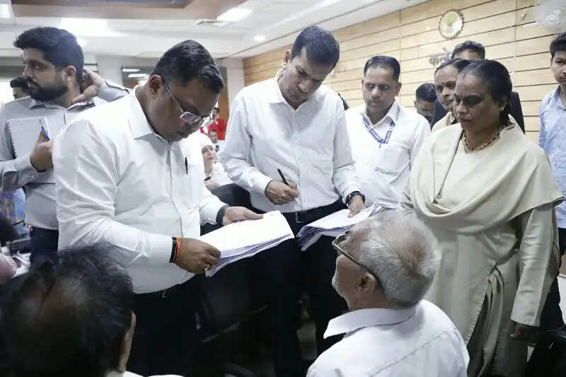 इंदौरः जनसुनवाई में कलेक्टर ने सुनीं नागरिकों की समस्याएं, मौके पर किया निराकरण