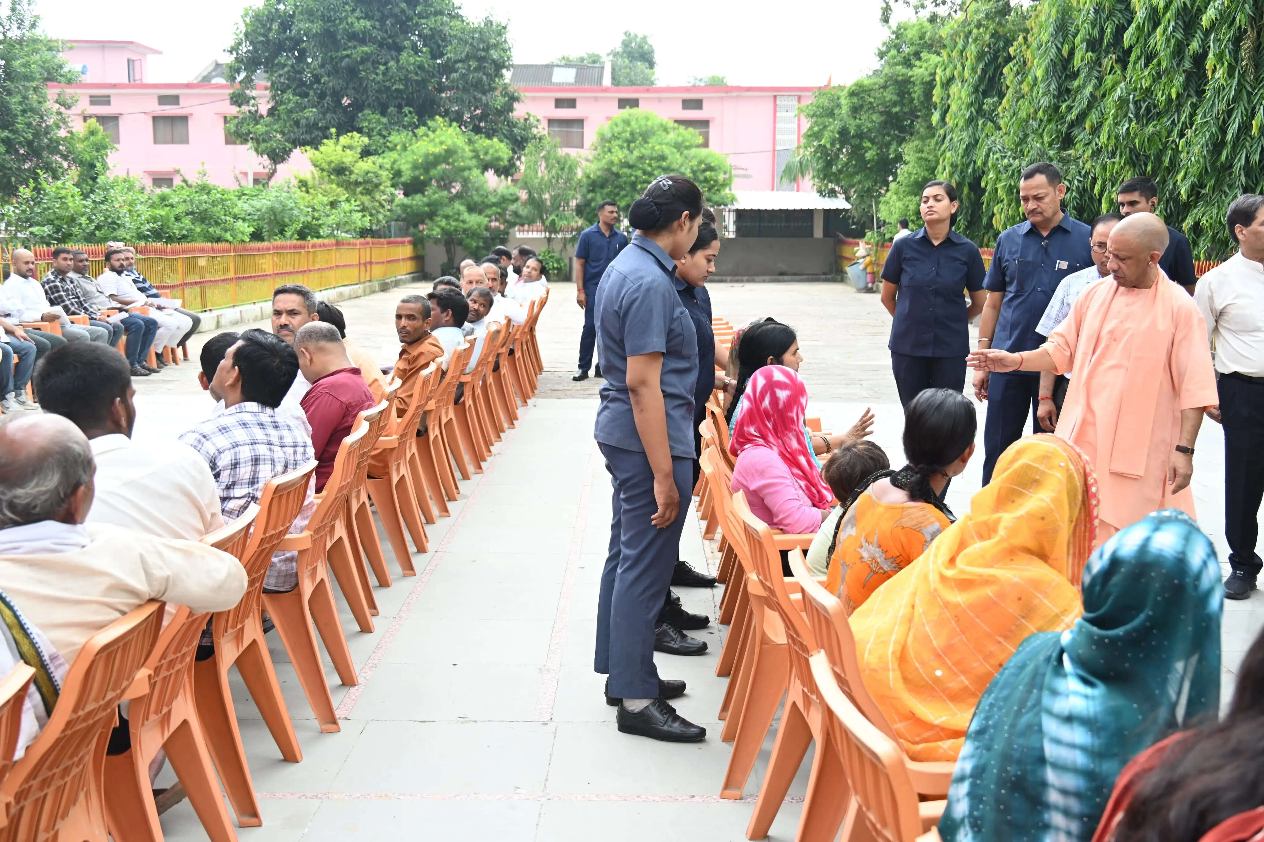 घबराइए मत, कराएंगे हर समस्या का समाधान : याेगी आदित्यनाथ