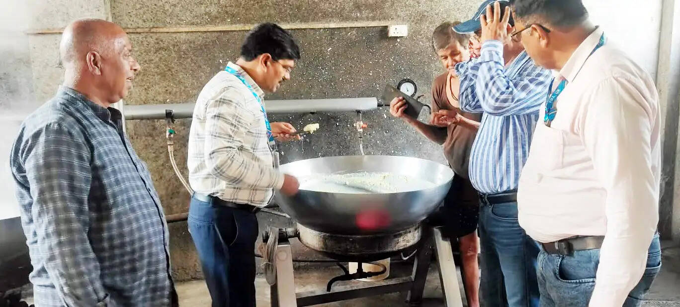 कालाढूंगी और चकलुआ में खाद्य प्रतिष्ठानों के सात नमूने जांच को भेजे