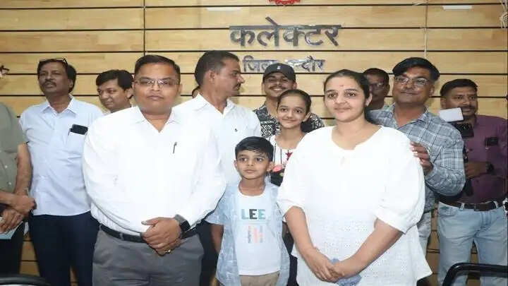 इंदौरः जनसुनवाई में दिखी संवेदनशीलता, कलेक्टर ने आमजन की समस्याएँ सुनकर किया त्वरित निराकरण