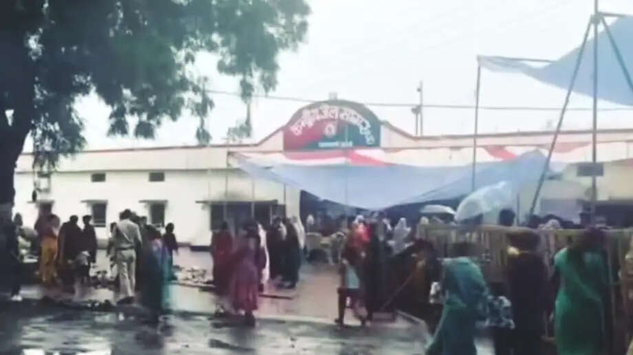 सागरः केन्द्रीय जेल में बारिश के बीच करीब 3 हजार बहनों ने भाइयों की कलाई पर बांधी राखी
